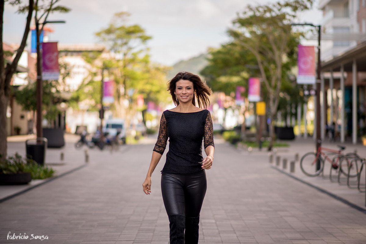 Karina Peloi poderosa desfilando na rua