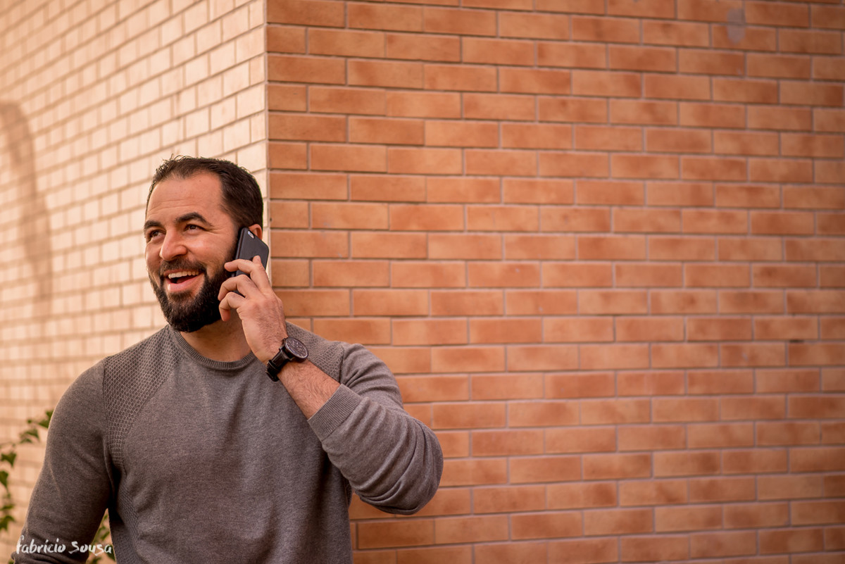 Wendell conversa ao telefone