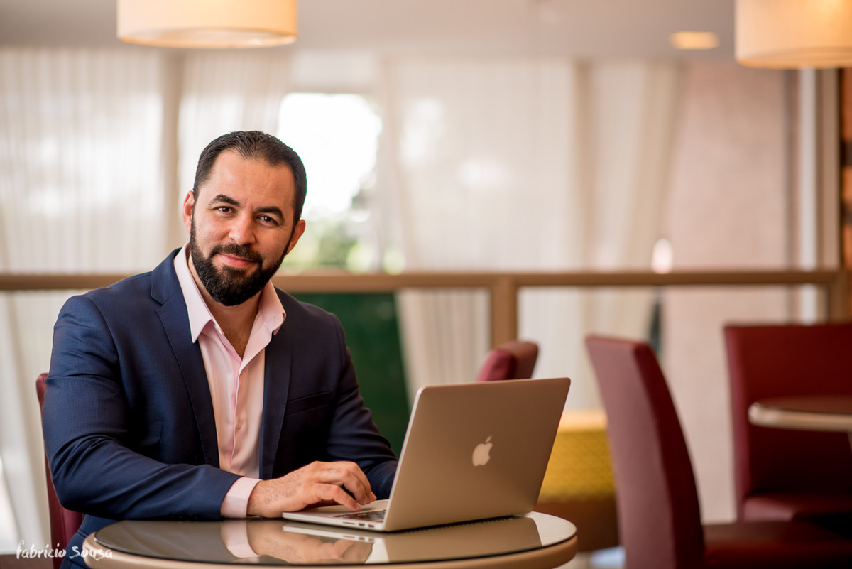 empreendedor Wendell Carvalho trabalhando no seu computador