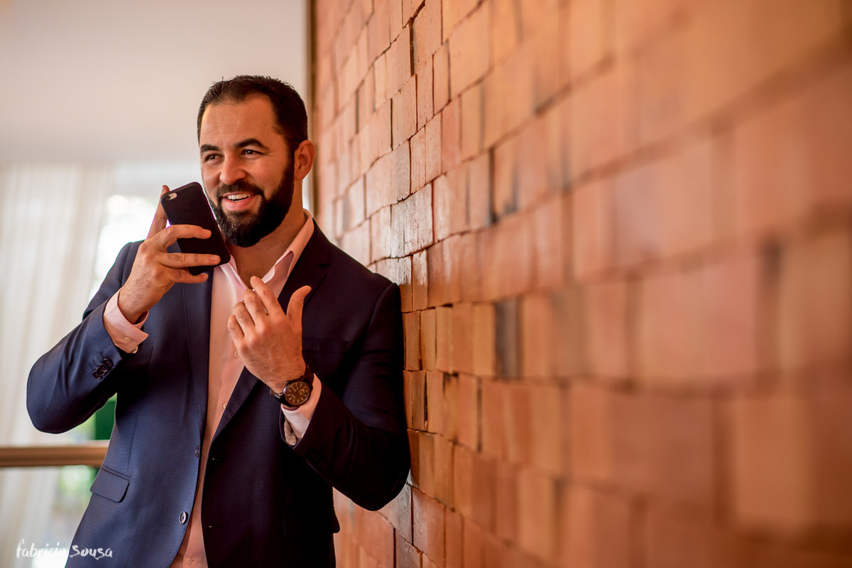 Wendell gravando áudios para seus seguidores