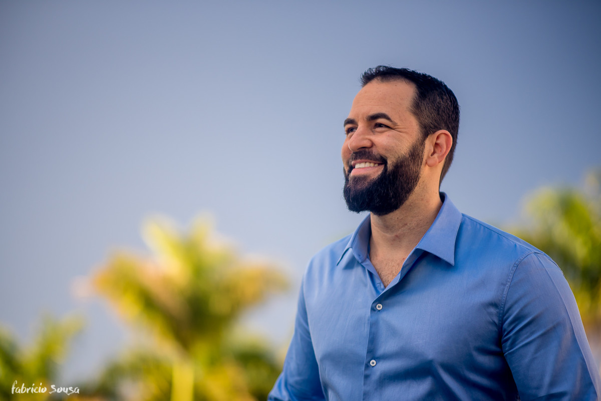 retrato Wendell Carvalho com céu azul no passeio pedra branca - foco