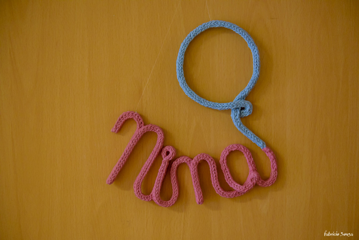detalhe do bordado escrito Nina na porta da maternidade