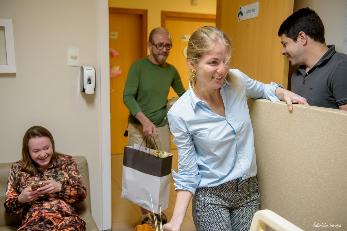 Nadia Sousa chegando para decorar o quarto no parto da Nina
