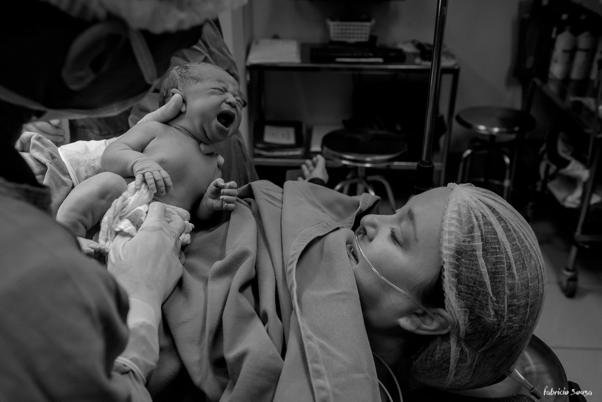 o primeiro encontro da Nina Sousa com sua mamãe Natasha na sala de cirurgia
