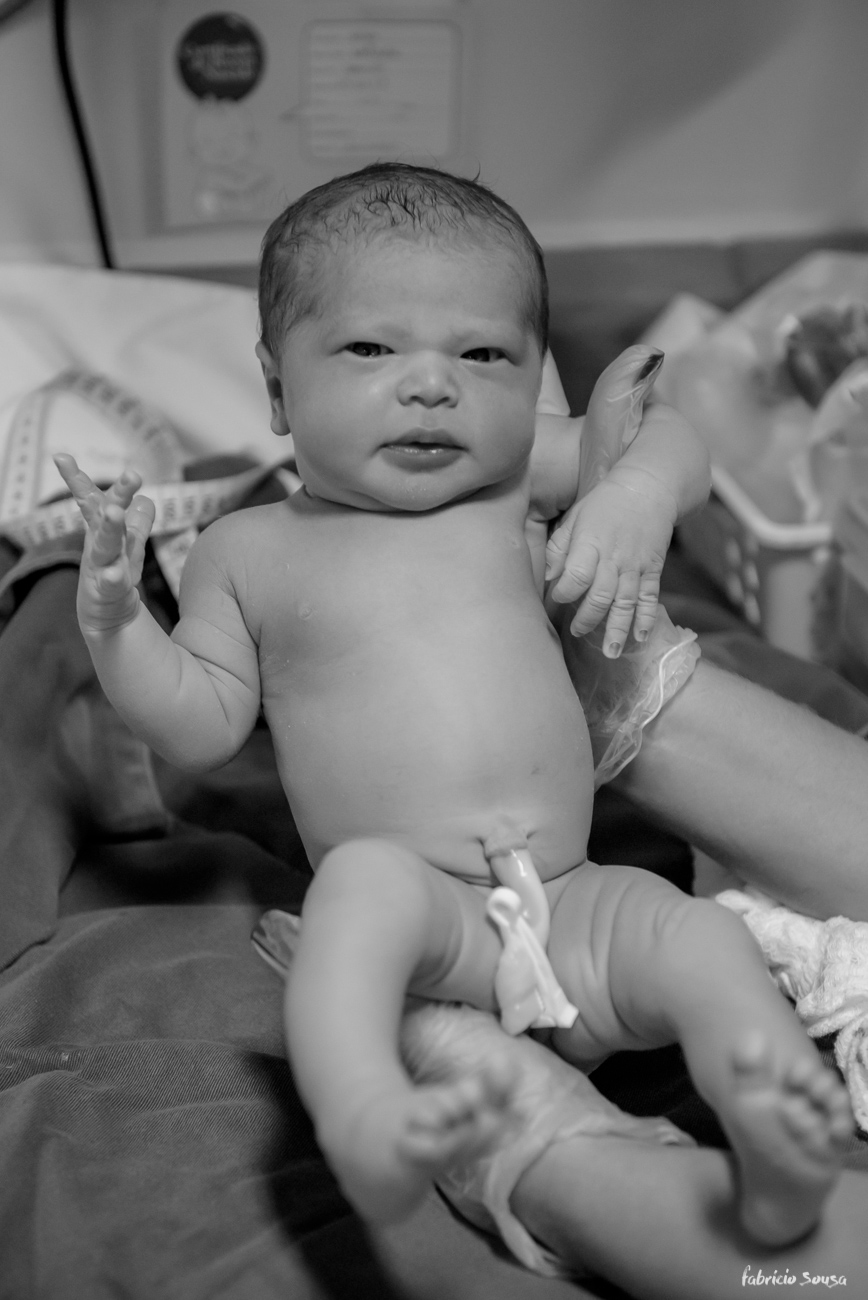 primeiro retrato do bebê olhando para câmera