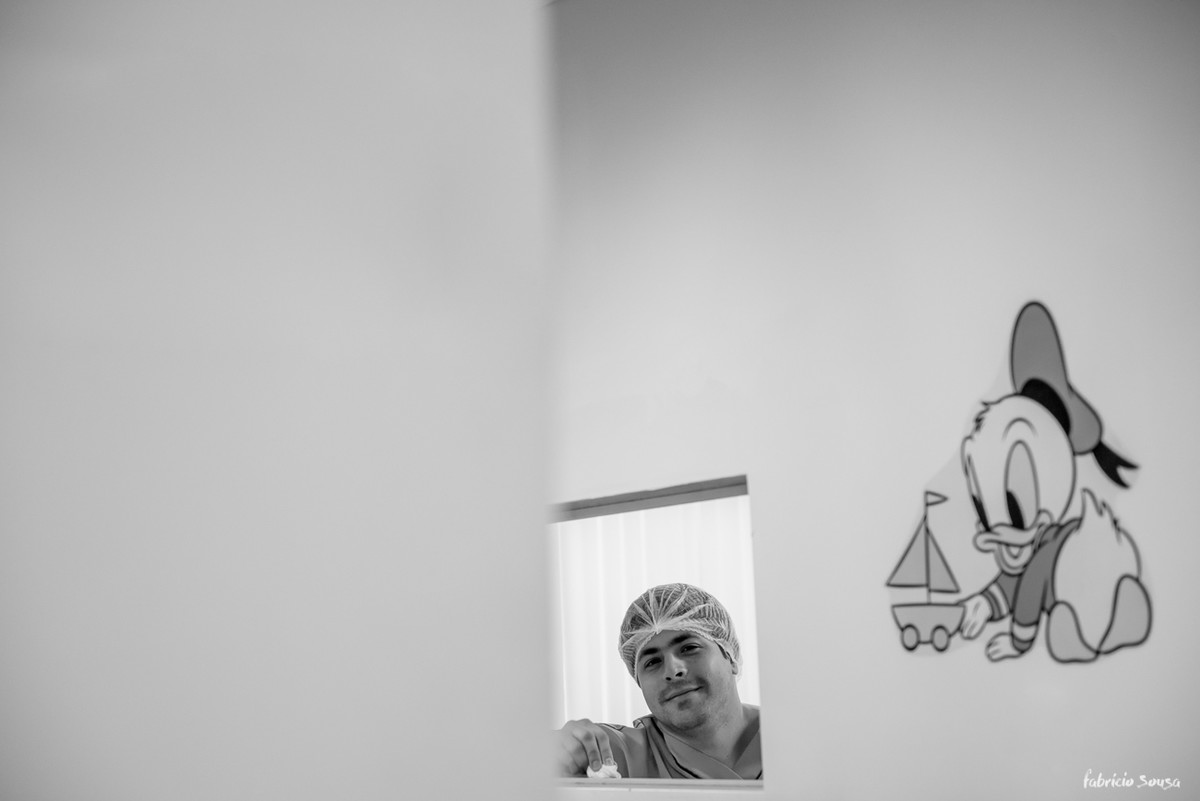 papai orgulhoso olhando sua filha