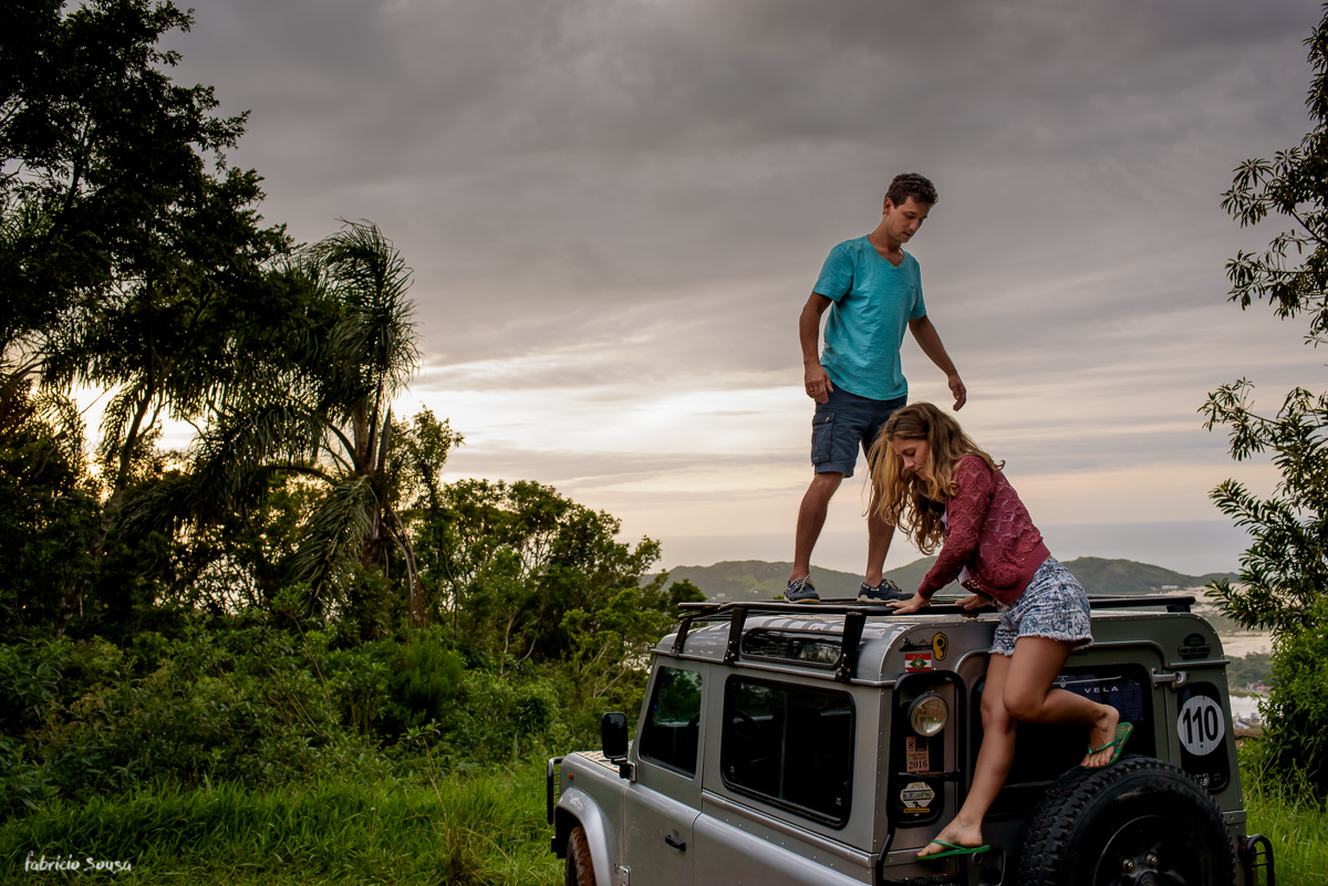 noivos descem da capota do carro land rover ensaio pre-casamento em Florianopolis no topo do morro da lagoa