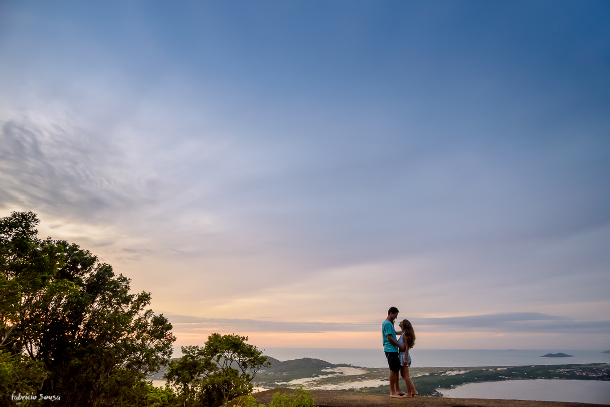 morro da lagoa ao amanhecer casal quase se beija em ensaio pre-wedding