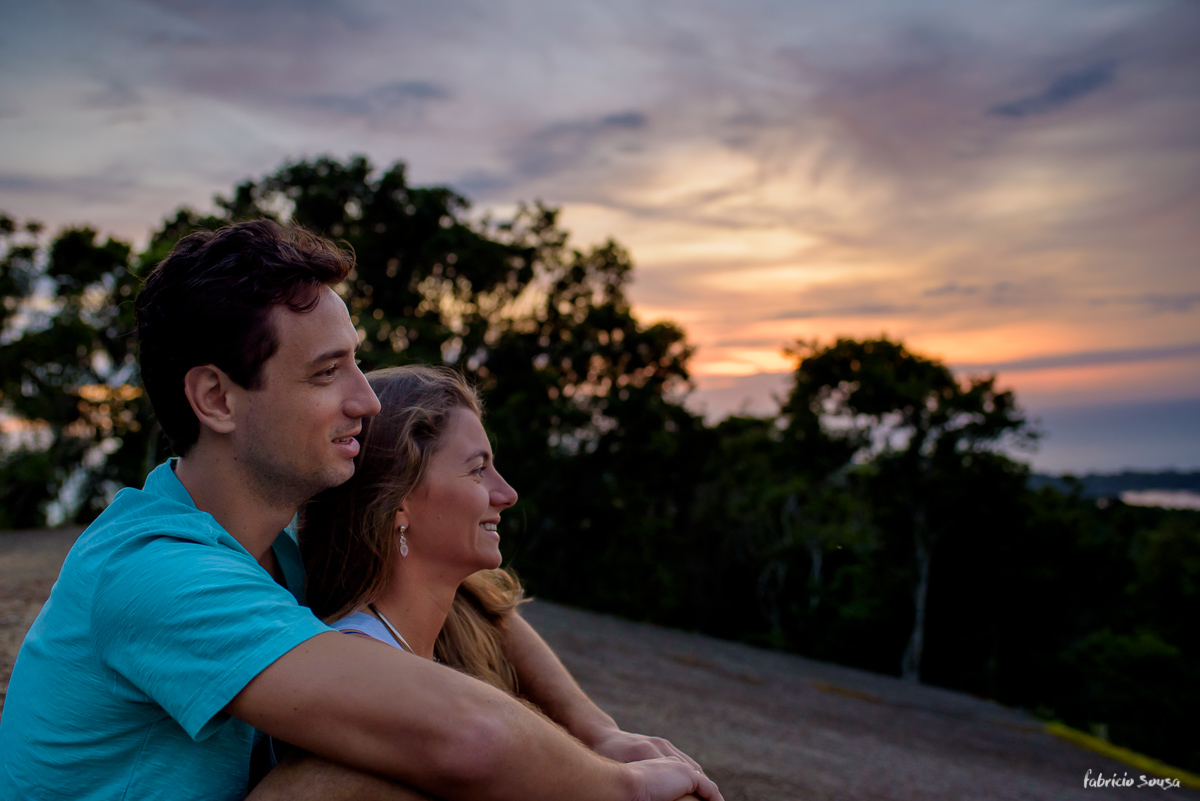 namorados no nascer do sol em ensaio pre-casamento no morro da lagoa - Floripa