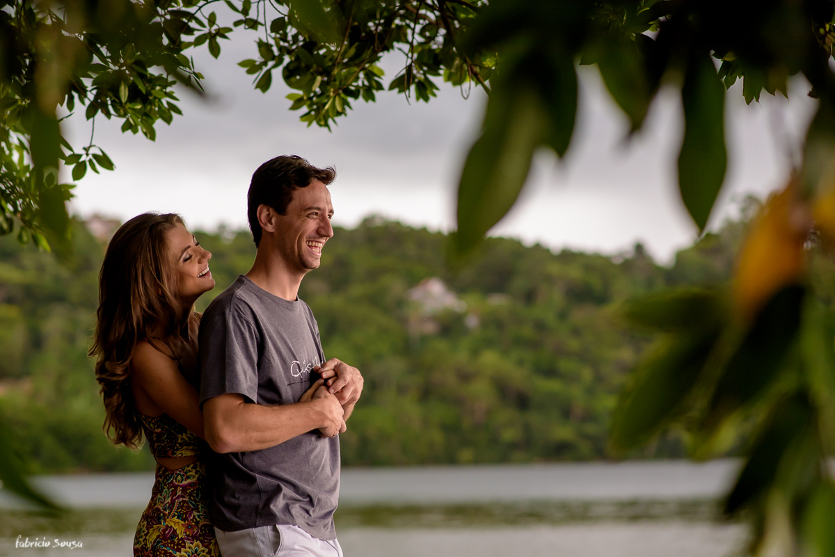 abraço gostoso do casal no final de tarde na lagoa da conceição Florianópolis