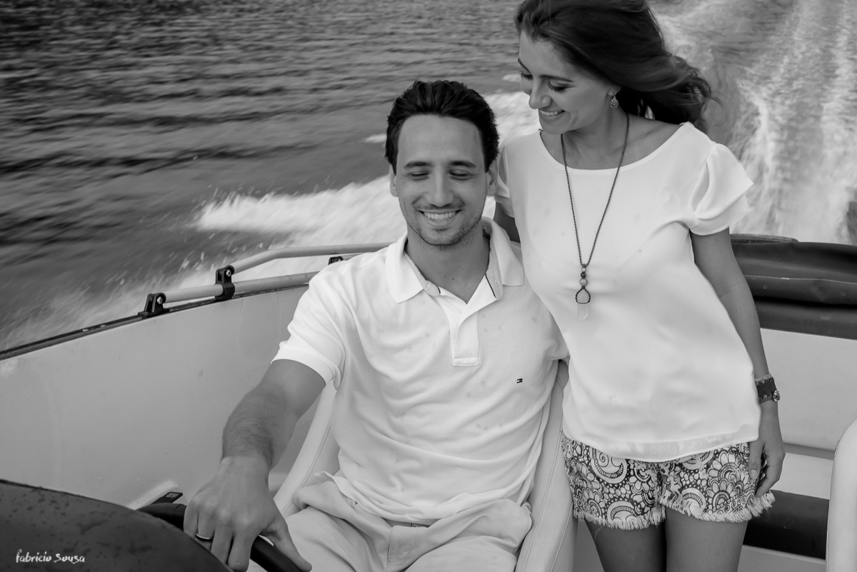 passeio de lancha na lagoa com retrato sorridente do casal em ensaio pre-wedding