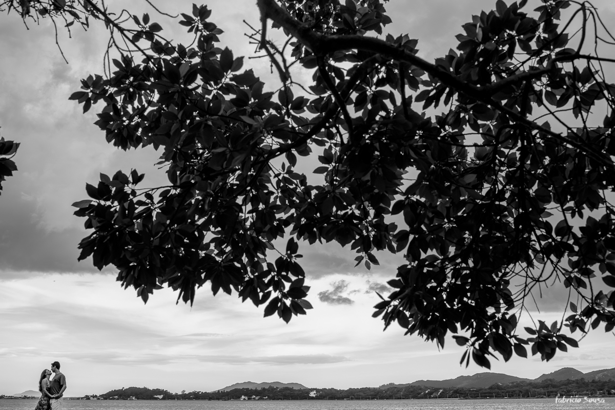 silhueta do casal com árvore e lagoa da conceição de fundo