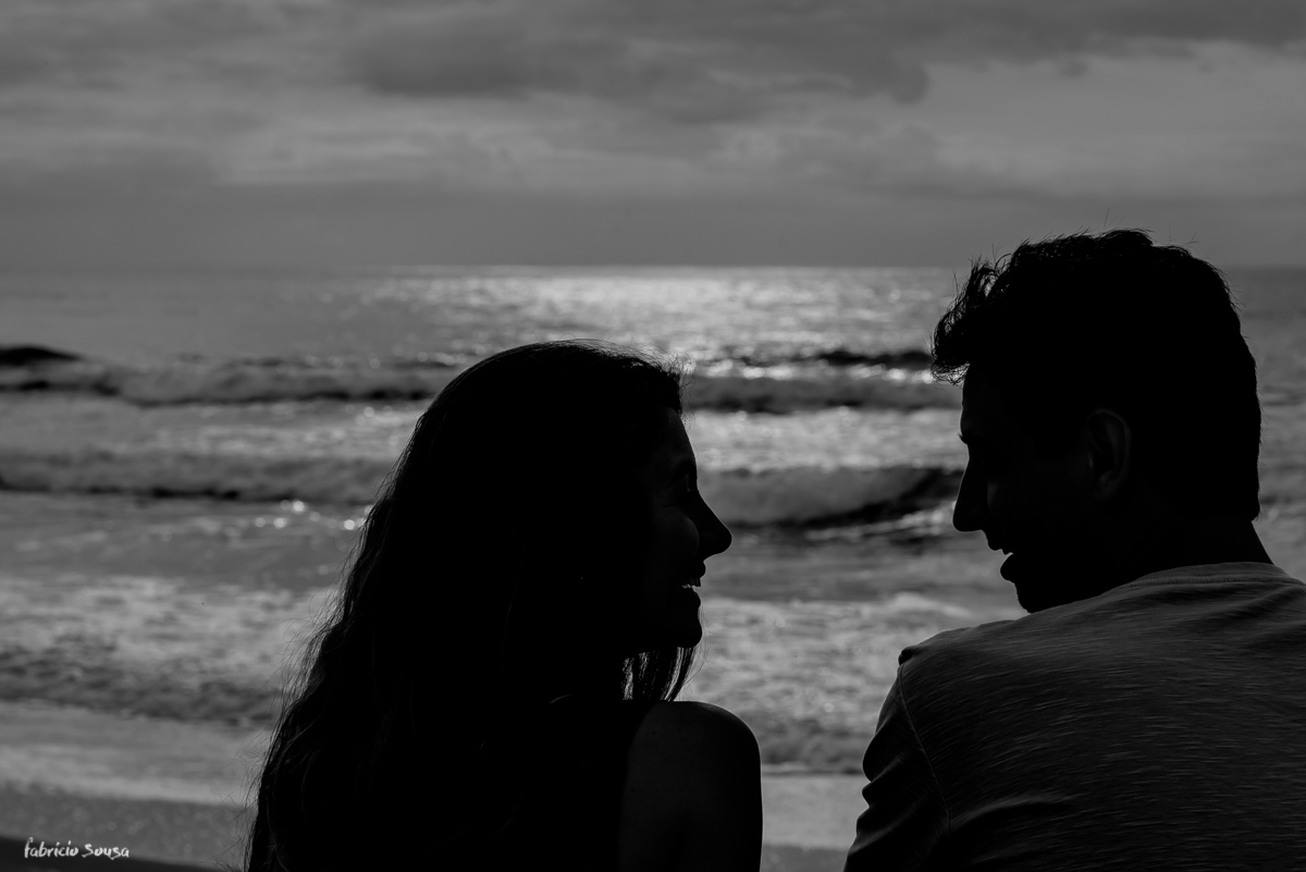 silhueta do casal preto e branca na praia do campeche