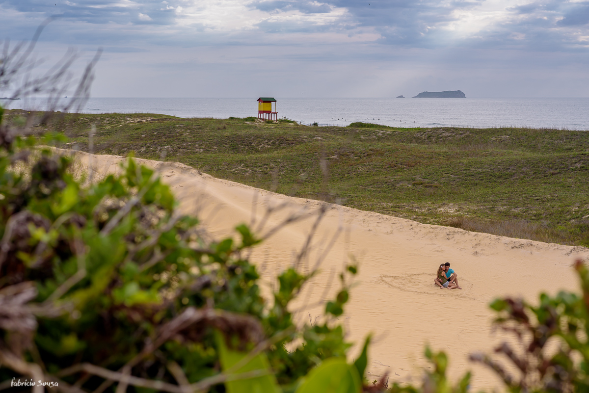 noivos sentados na areia no local que decidiram se casar Campeche Floripa