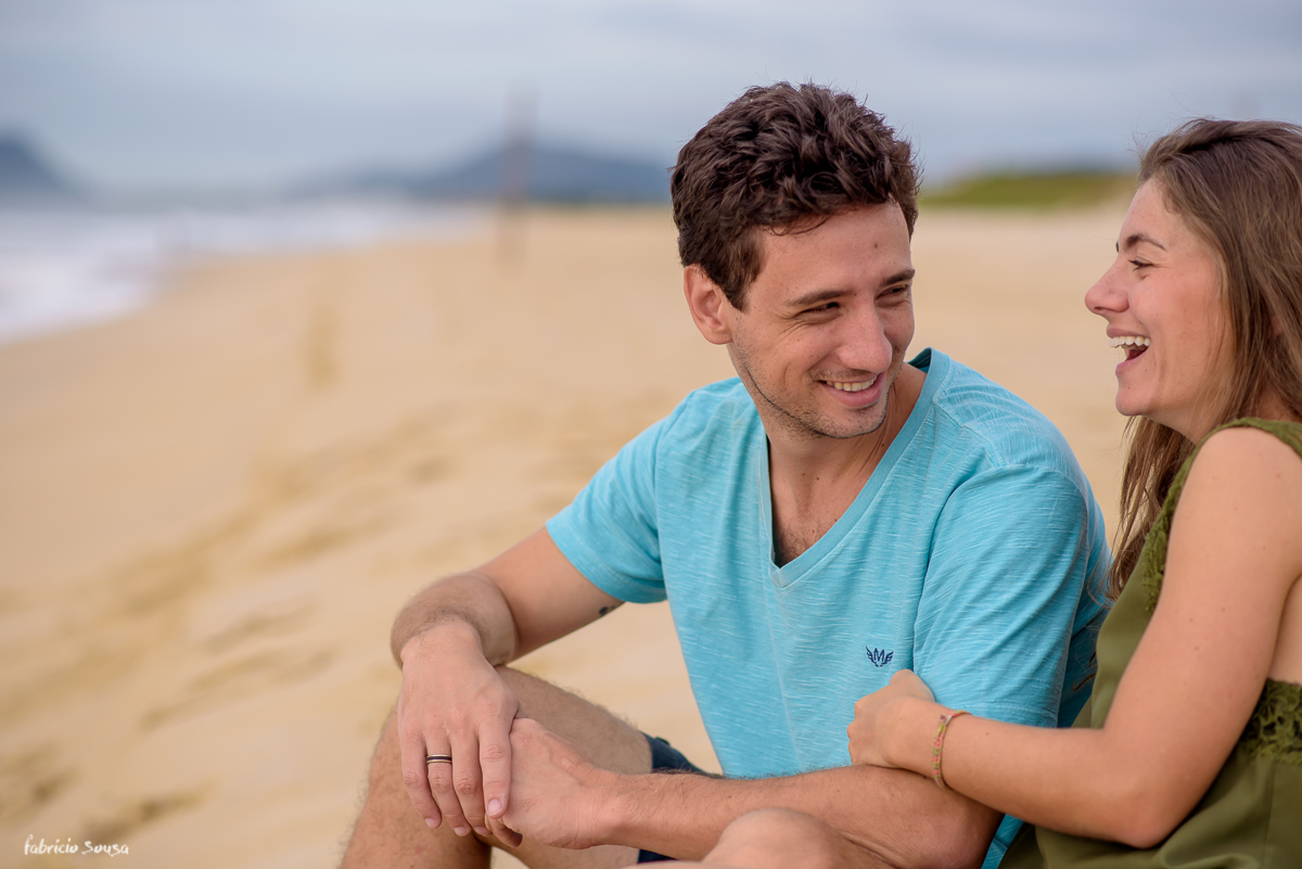 troca de olhares romanticos sentados na areia da praia