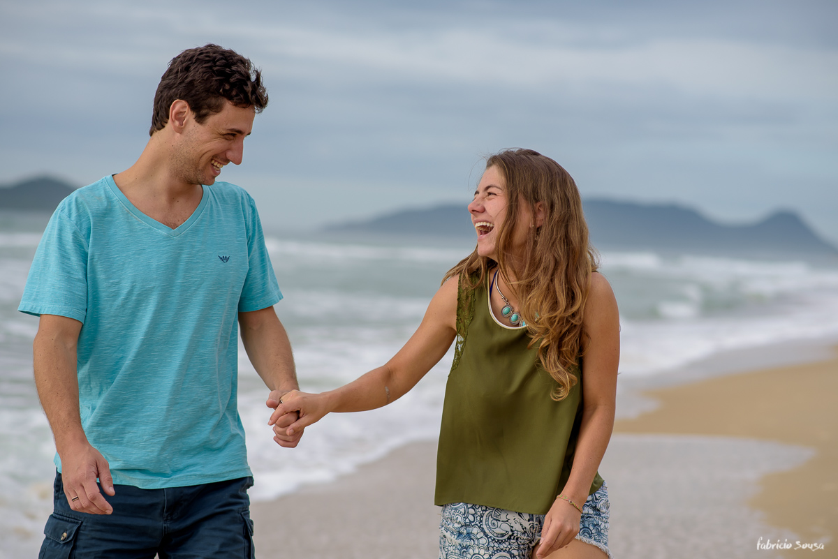 gargalhada da noiva em ensaio pre-wedding na praia do Campeche