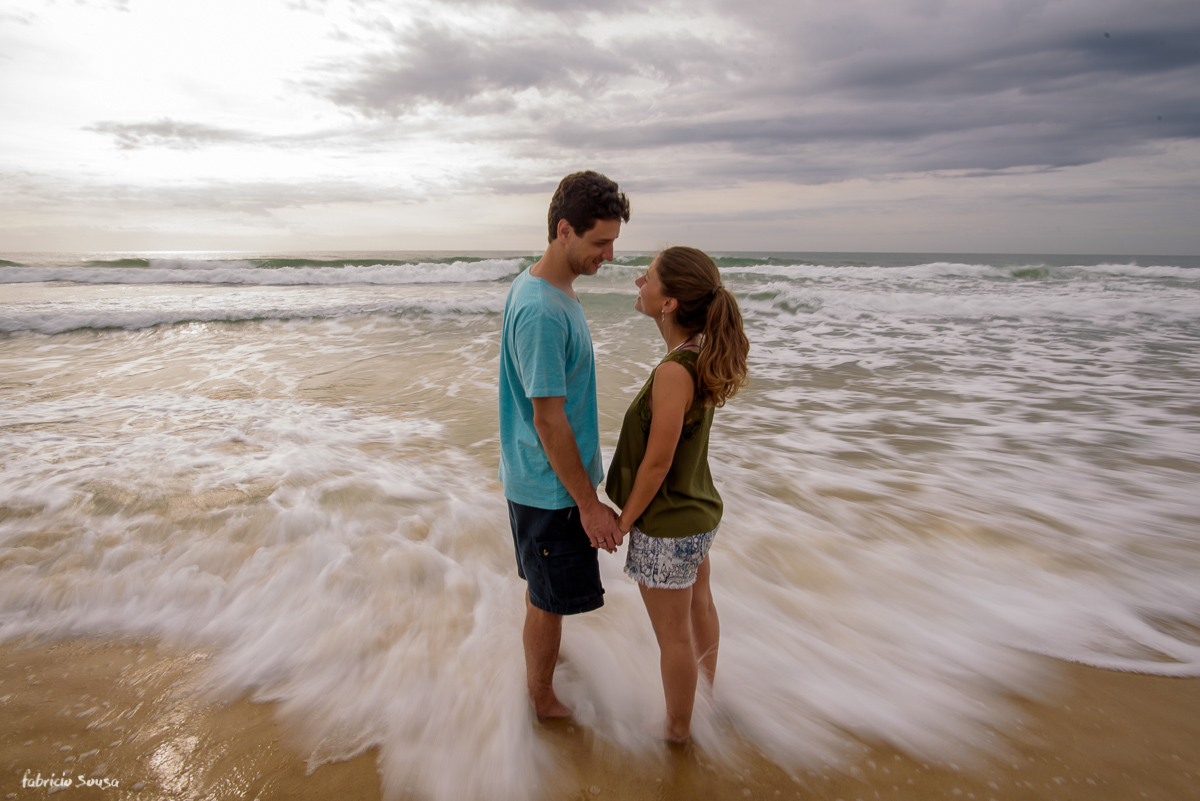 com você tudo pára - troca de olhares e o mar correndo aos pés do casal