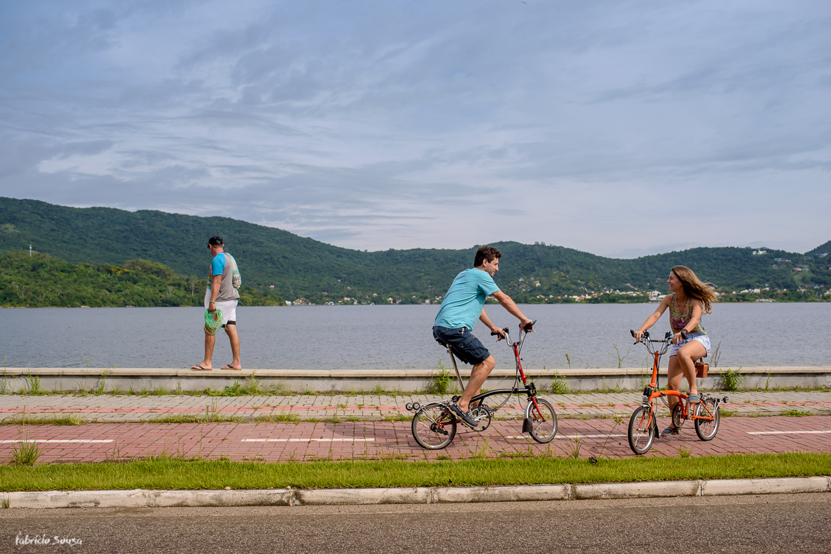 ensaio pre-casamento com bikes dobráveis bromptons em Floripa - pescador na beira da lagoa da conceição