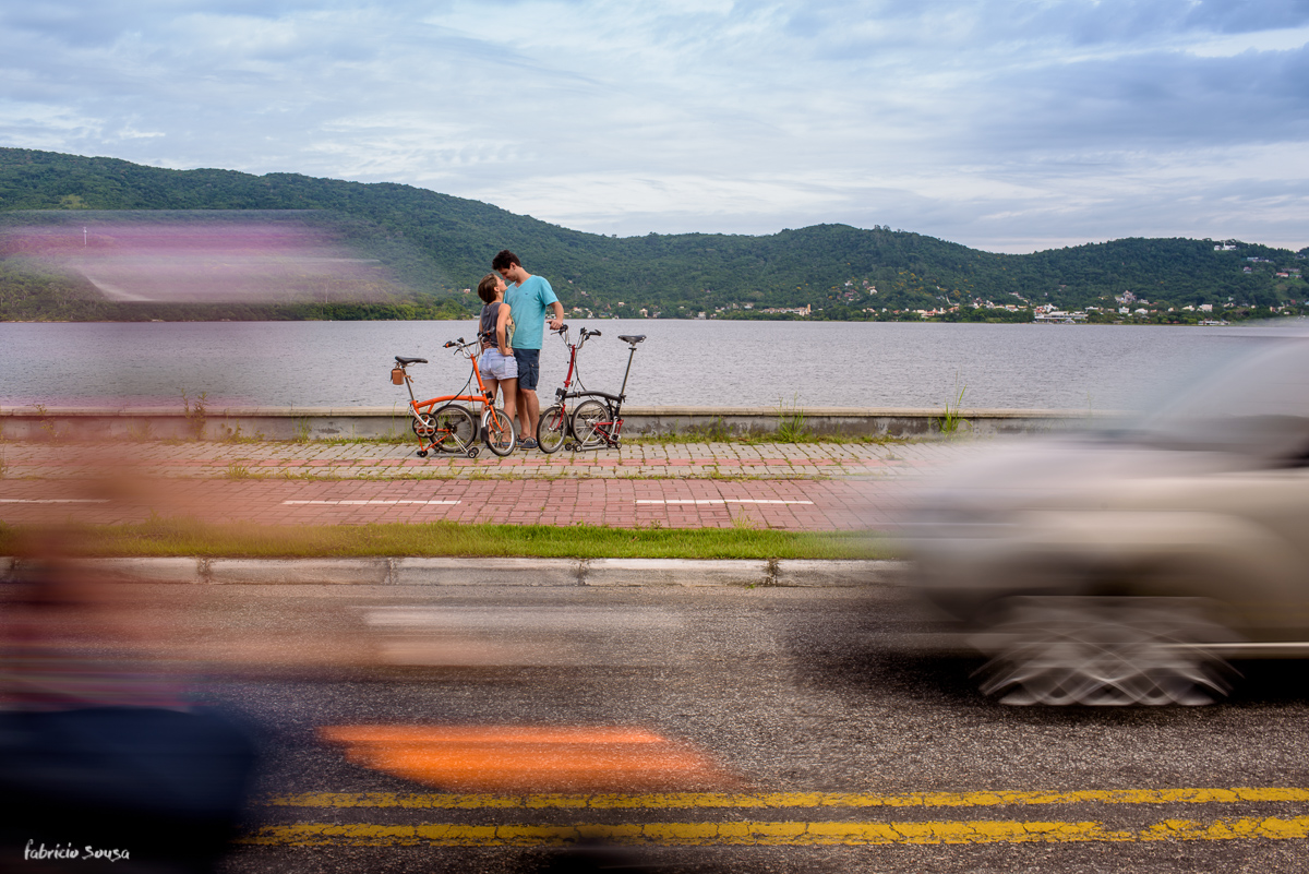 beijo do casal de ciclistas em ensaio pre-casamento com carros passando na avenida osni ortiga lagoa da conceição