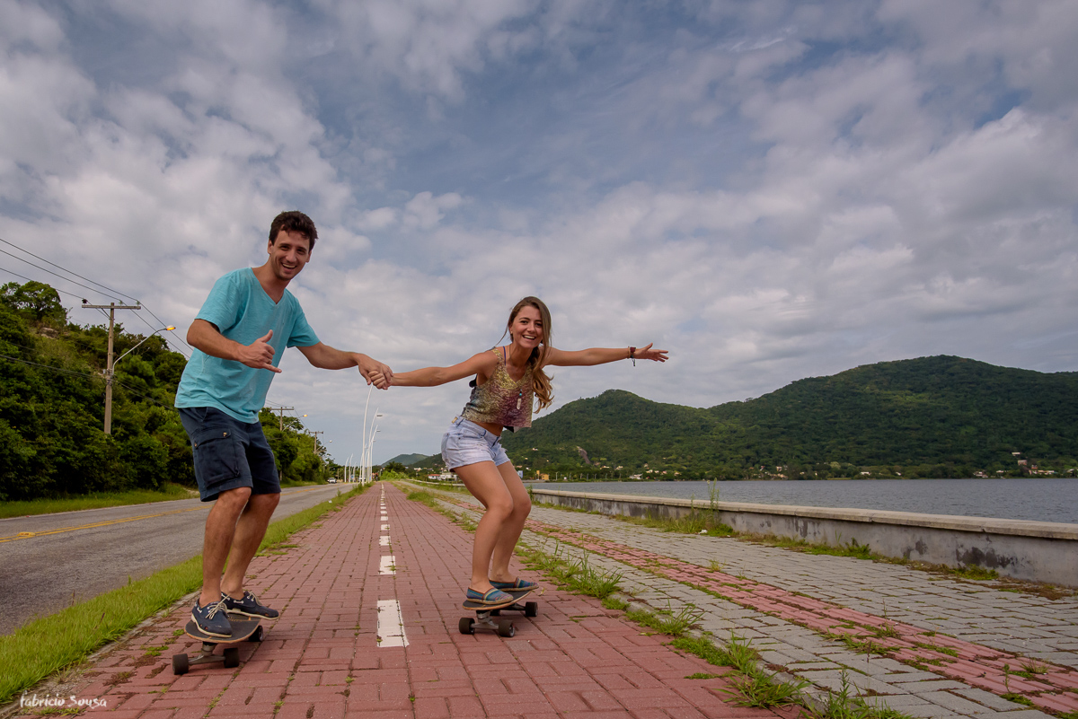 curtição de skate no ensaio pre-casamento de Mariana e Bruno na beira da lagoa