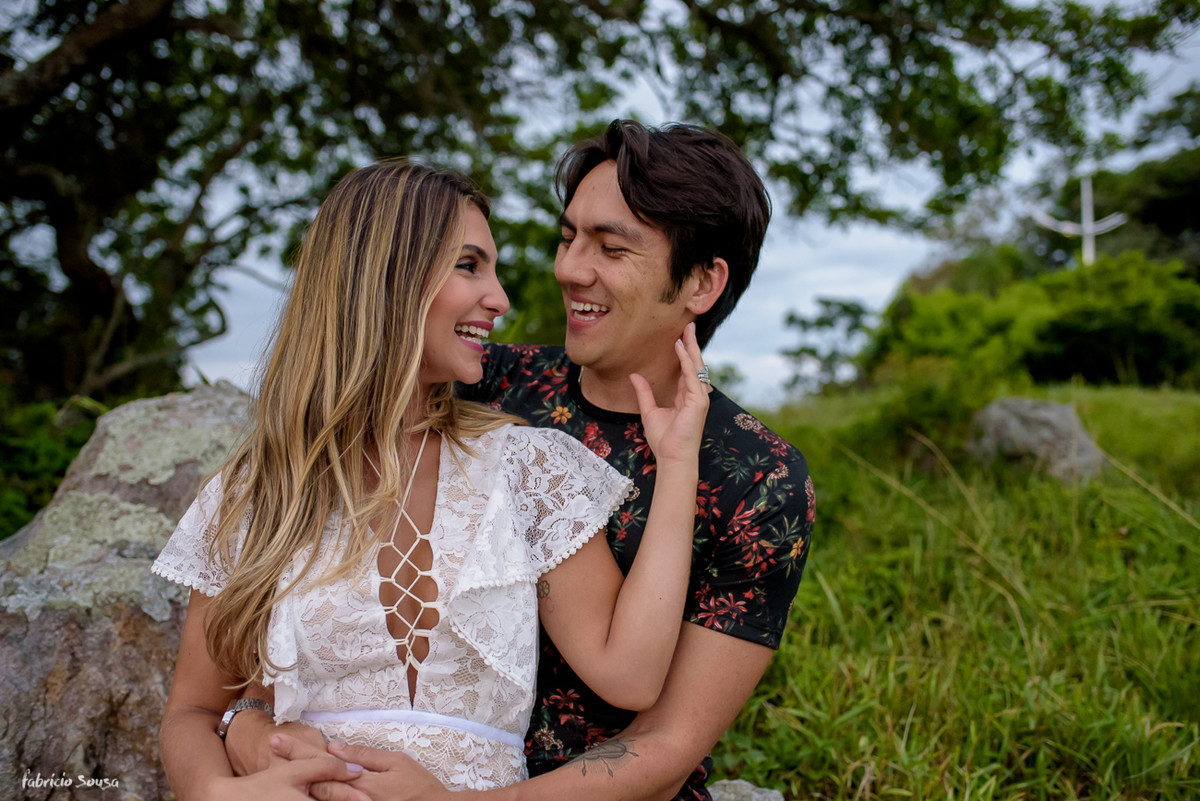 noiva Fernanda Maluhy acaricia Nando Oikawa no ensaio pre-wedding
