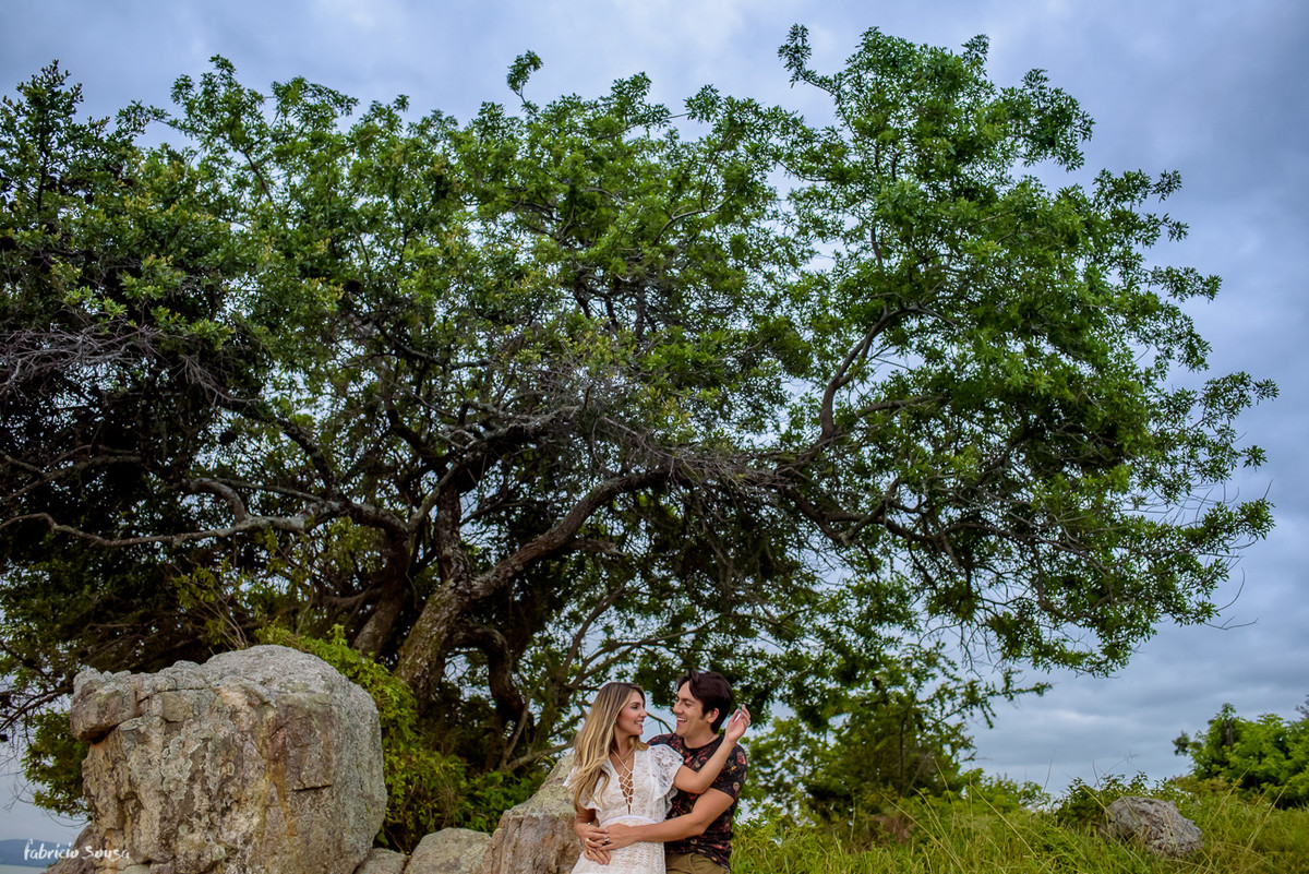 retrato dos noivos na ponta do sambaqui em Florianópolis