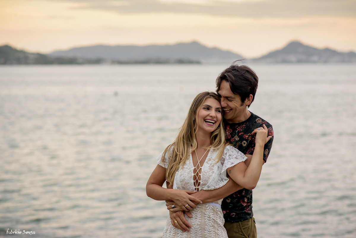 chamego e gargalhada no ensaio fotográfico pre-casamento na ponta do Sambaqui em Florianopolis