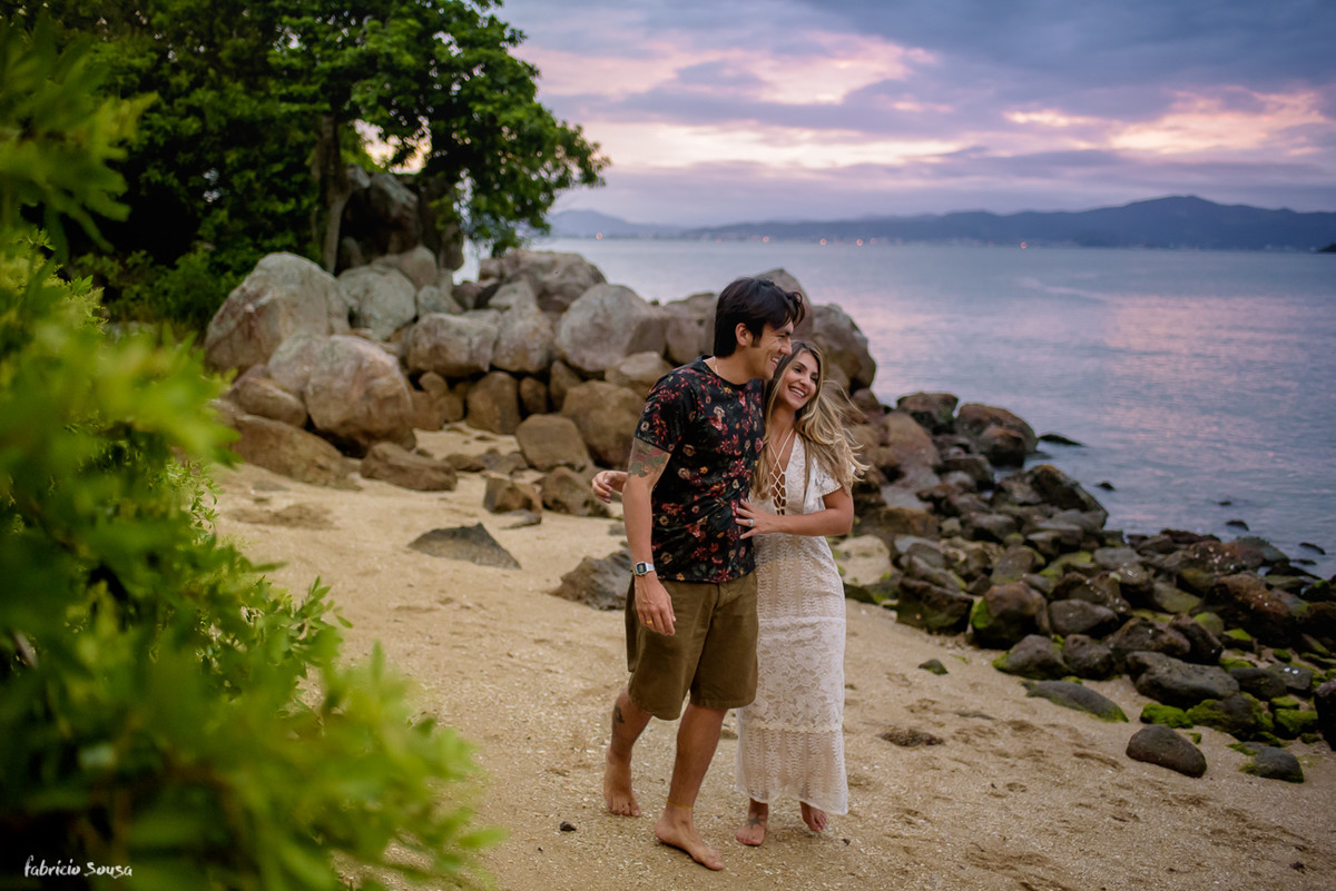 casal caminhando na prainha da ponta do Sambaqui