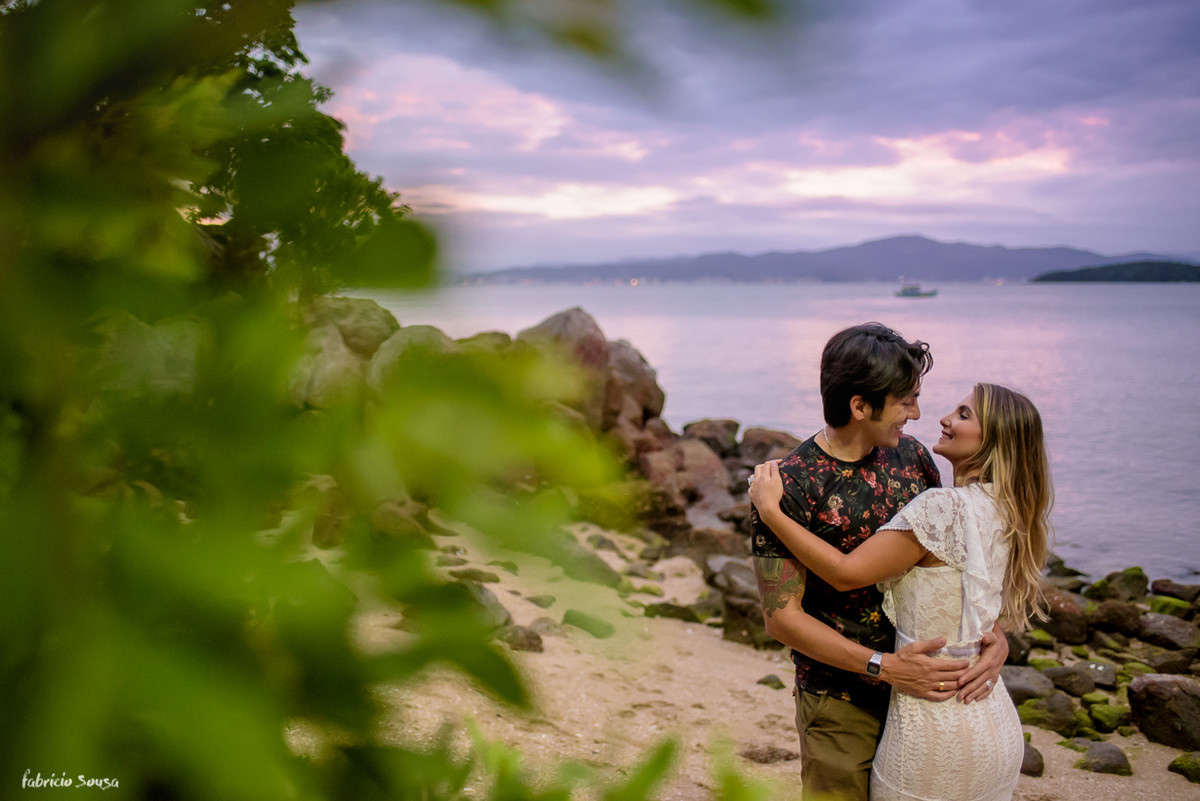 quase beijando na luz do por do sol