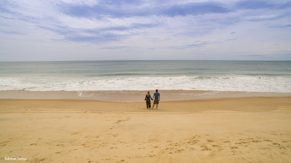 imagem de drone noivos de costas olhando para o oceano atlântico Floripa praia do Moçambique