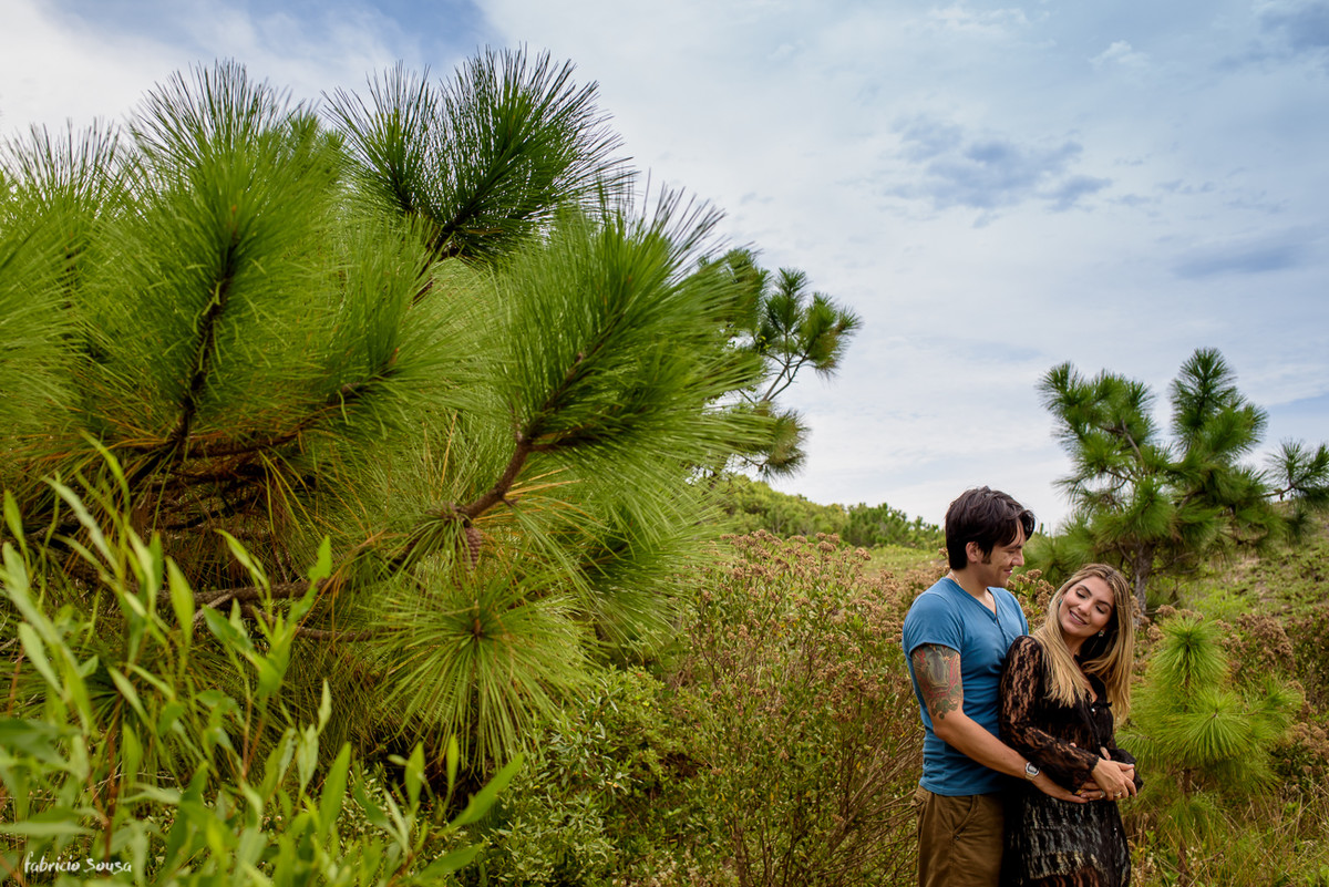 namorados em meio a vegetação do parque estadual do rio vermelho em Florianópolis