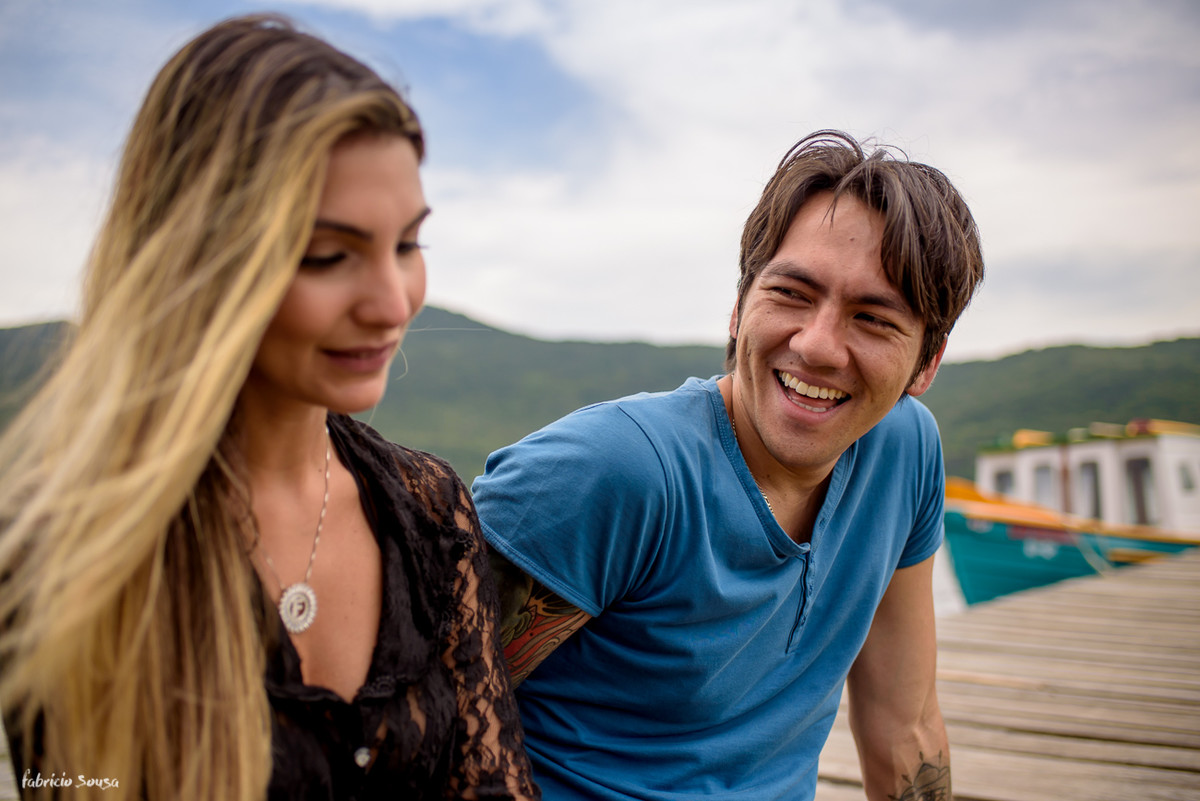noivo feliz no trapiche na beira da lagoa