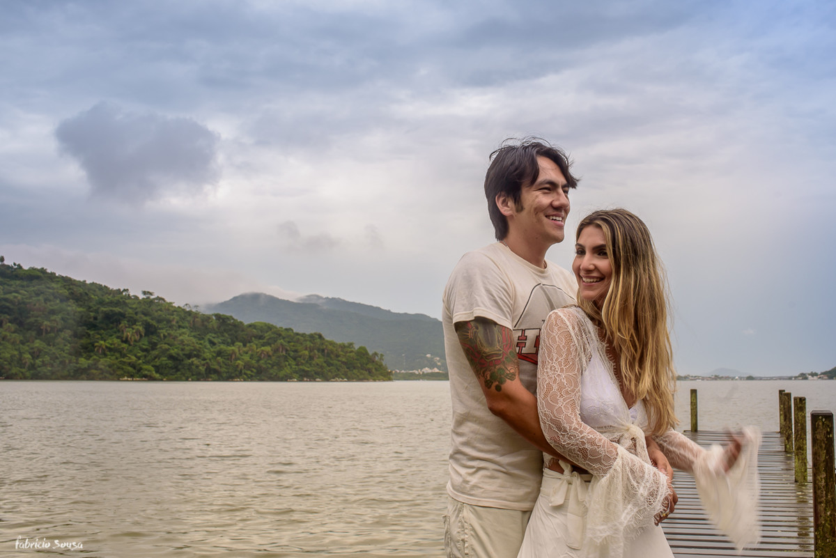 noivos agarrados na beira da lagoa