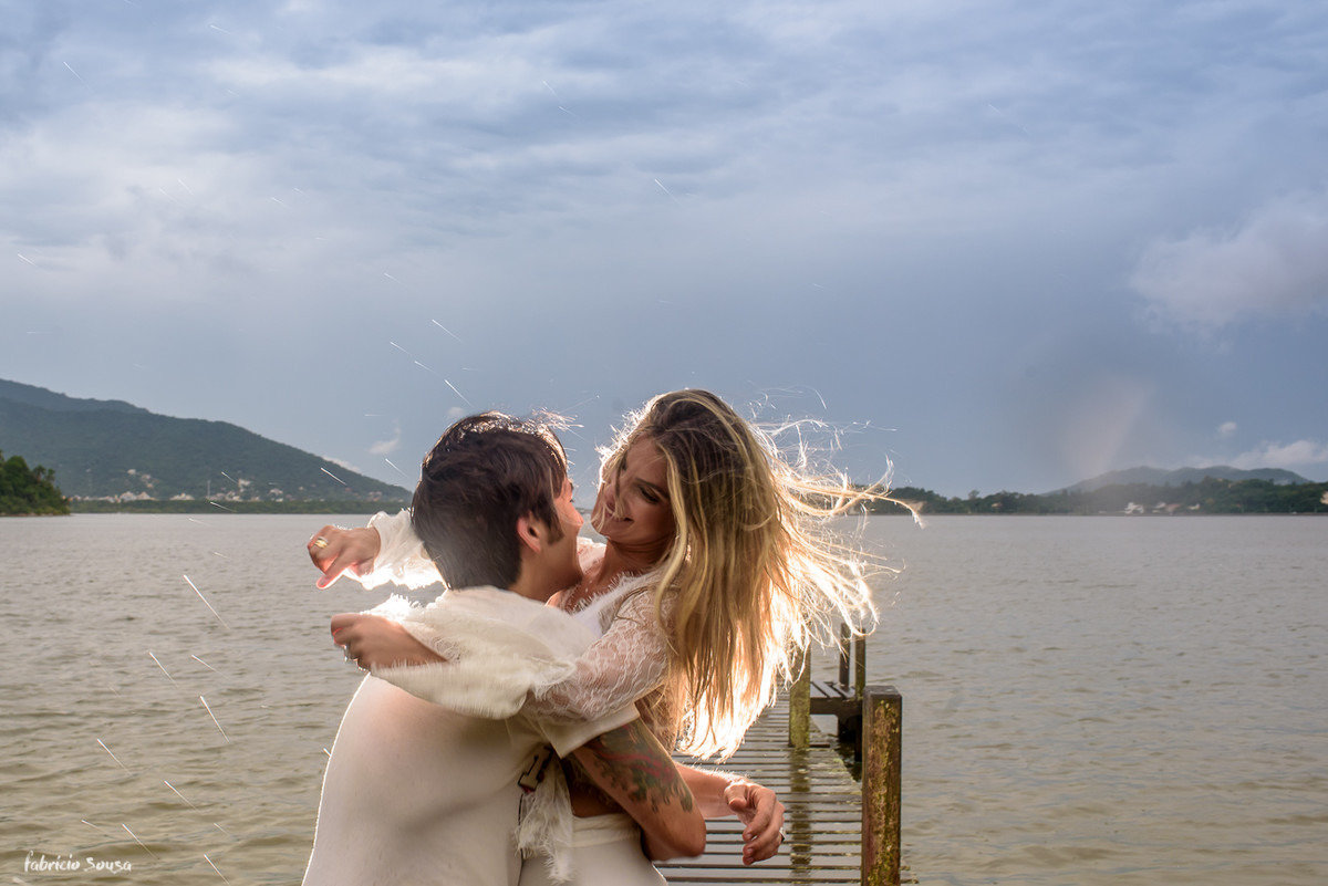 abraço apertado embaixo da chuva na lagoa da conceição Florianópolis