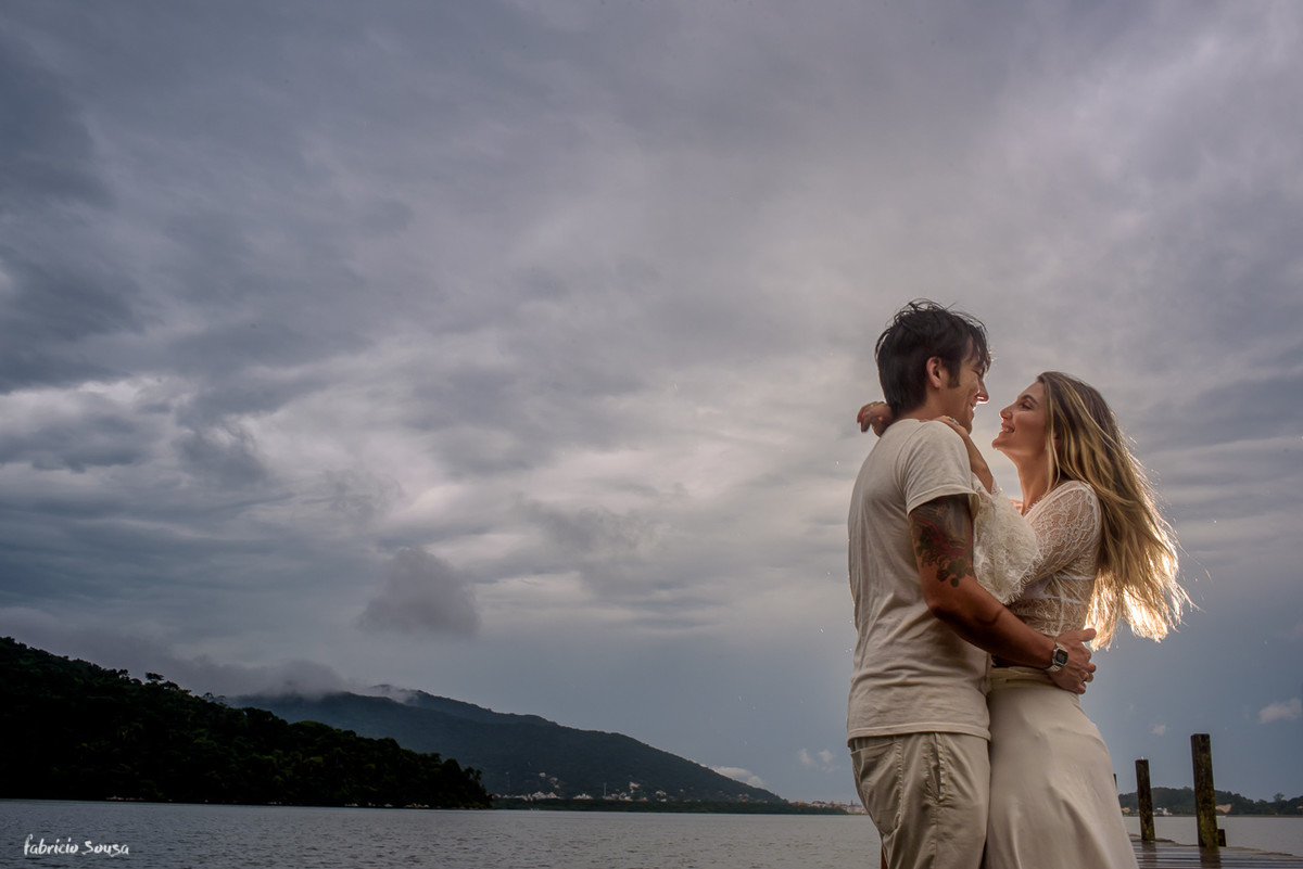 silhueta do casal sob o céu nublado em Floripa