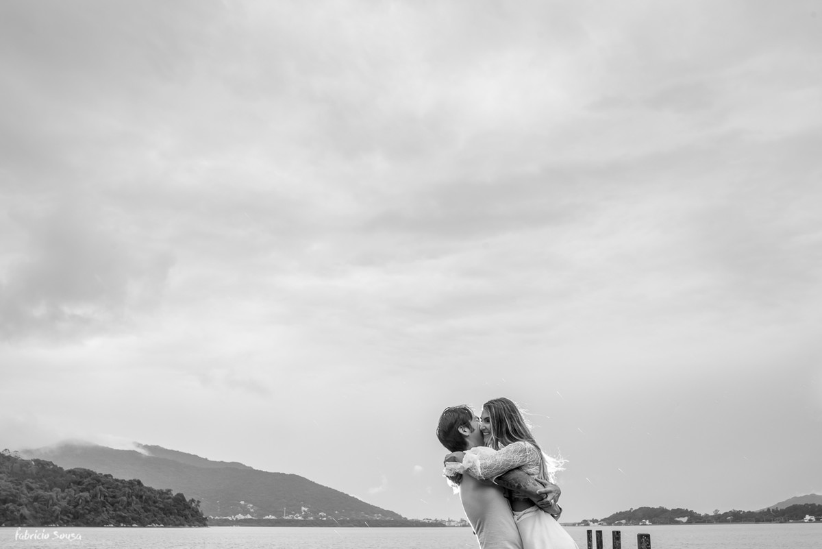 casal rodopiando no trapiche no canto da lagoa da conceição