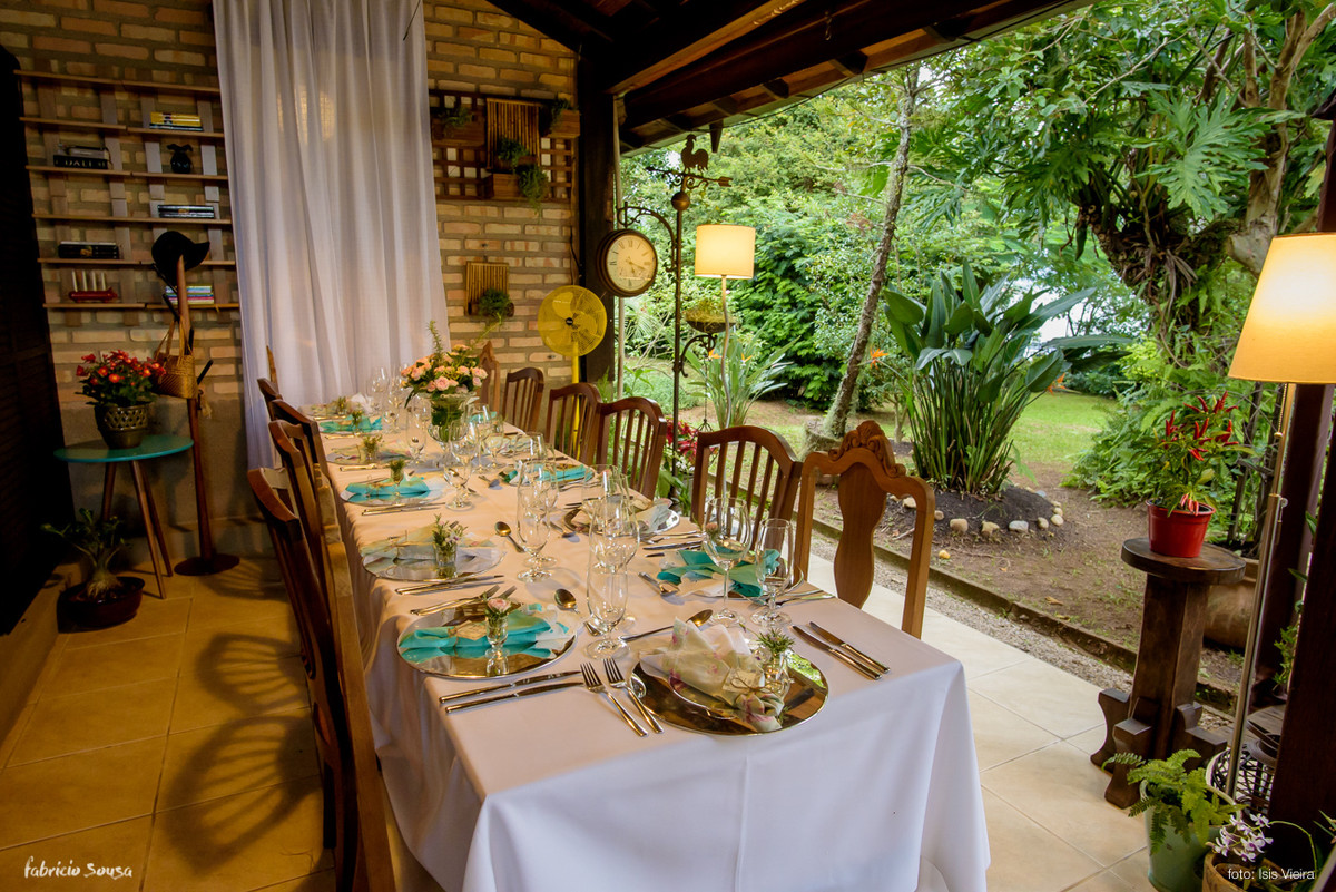 mesa muito bem decorada na decoração casa branca eventos no Bistro Bettina Bub - mini-wedding no jardim