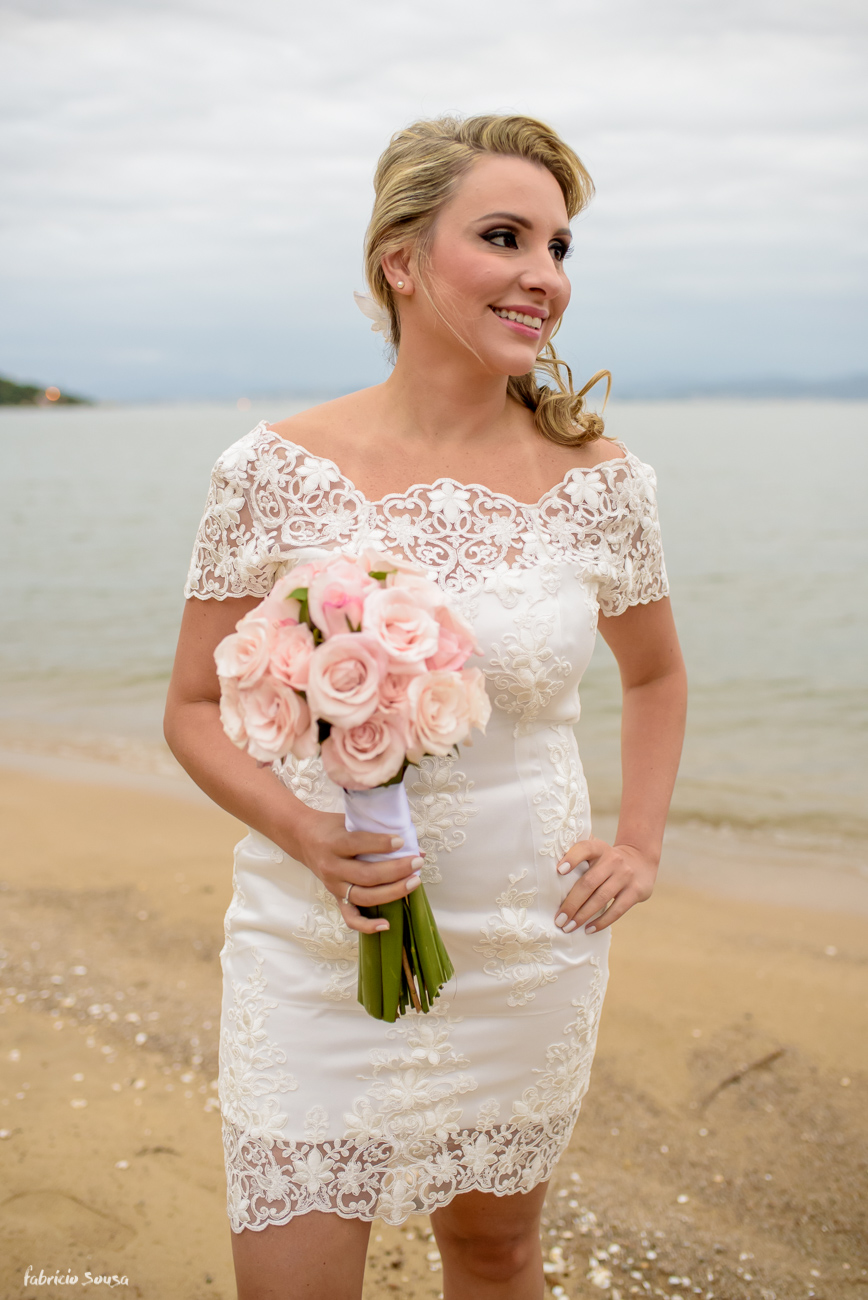 retrato da noiva na praia momentos antes do casamento em Florianópolis - Bistro Bettina Bub