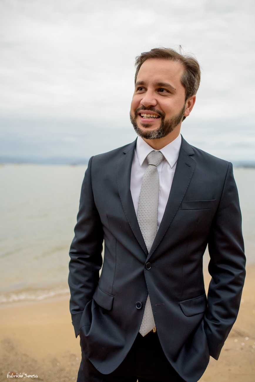 retrato do noivo na praia momentos antes do casamento em Florianópolis - Bistro Bettina Bub