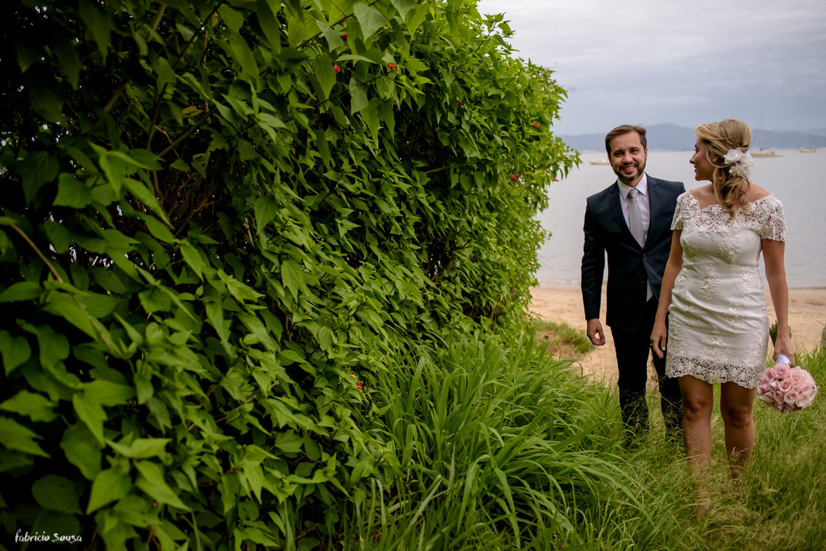 noivos a caminho do altar, antes pararam para fotografar na praia momentos antes do casamento em Florianópolis - Bistro Bettina Bub - Santo Antonio de Lisboa