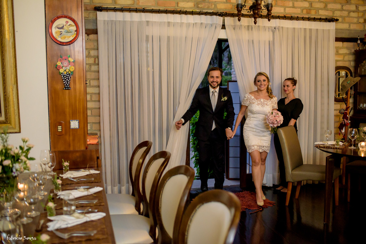 entrada do casal no Bistro Bettina Bub em Floripa - mini-wedding