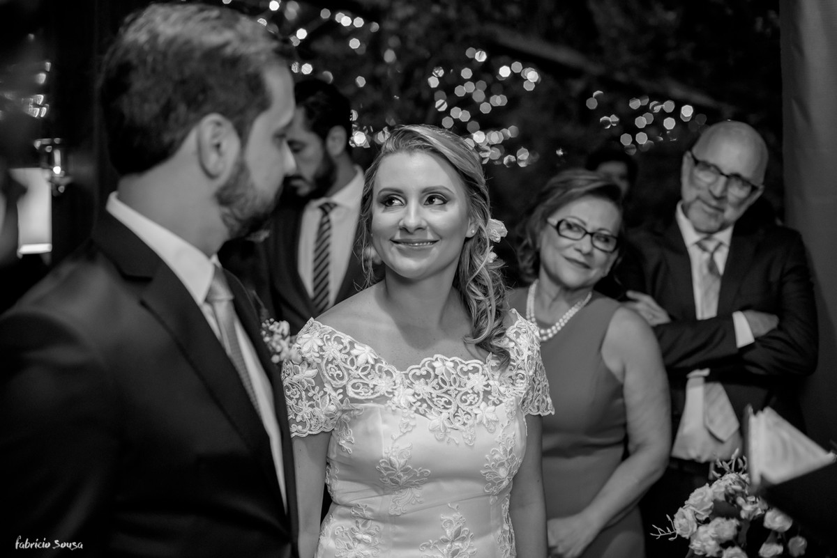 troca de olhares do casal durante a cerimônia íntima do mini-wedding em Santo antonio de Lisboa