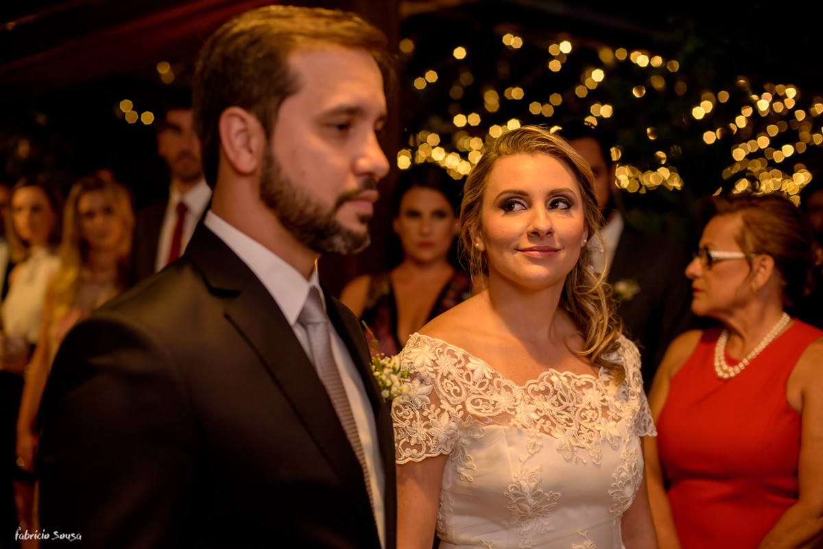 olhar apaixonado da noiva Ciça para seu amado Enio durante celebração de casamento civil no Bistro Bettina Bub