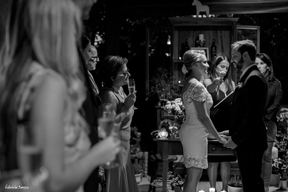 convidados assistem e aguardam o brinde do casal recem-casado em mini-wedding na praia de Santo Antonio de Lisboa