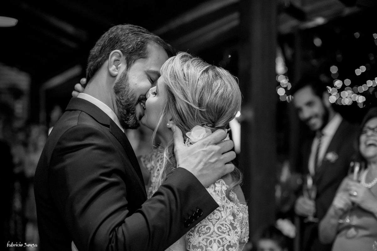 o primeiro beijo de casados - mini-wedding na praia de Santo Anotnio de Lisboa - Floripa - Bistro Bettina Bub