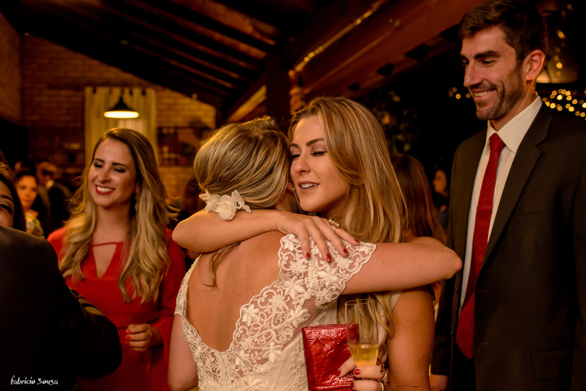 abraço da amiga na noiva dando os parabéns pelo casamento - mini-wedding no Bistro Bettina Bub