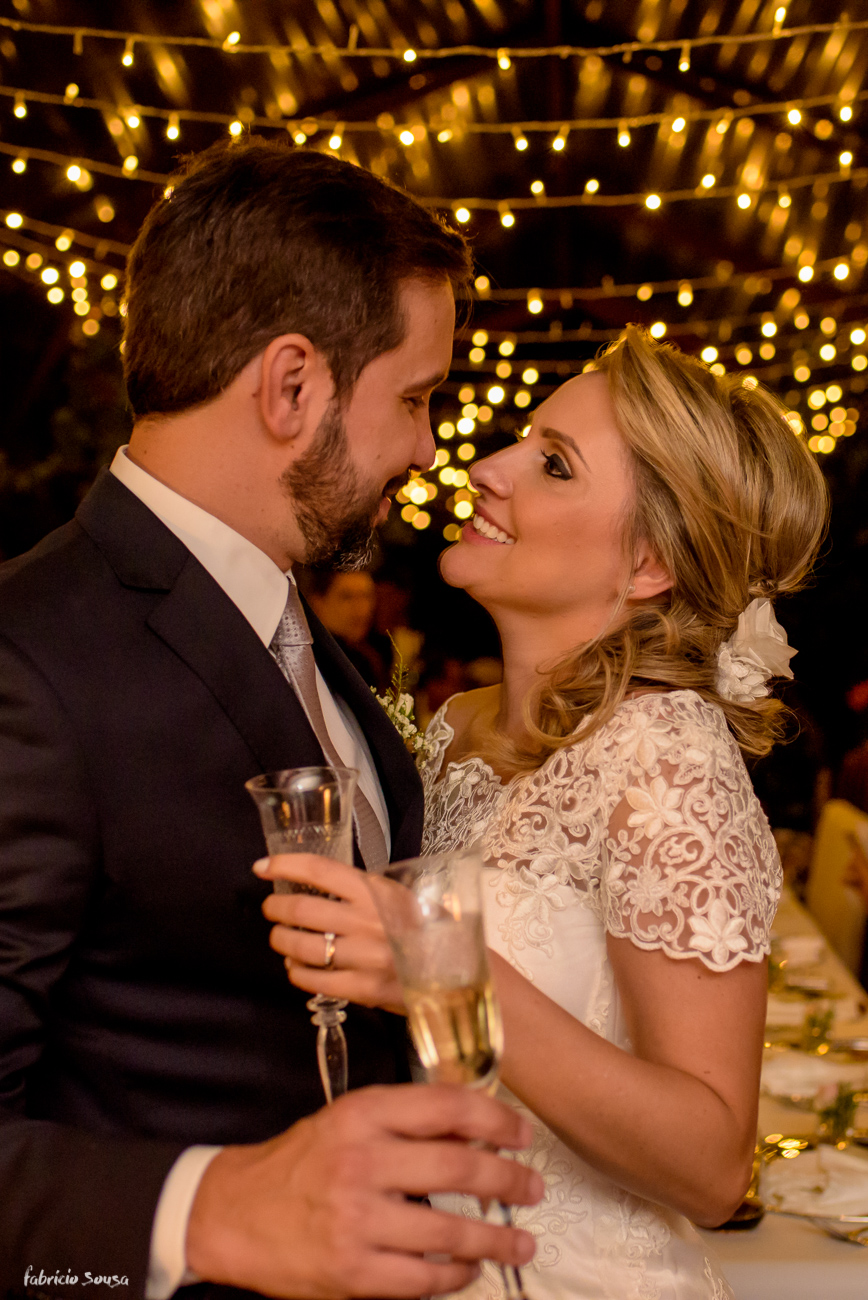 noivos recem casados de olham com fundo de luzinhas na bela decoração da Casa Branca Eventos - Florianópolis
