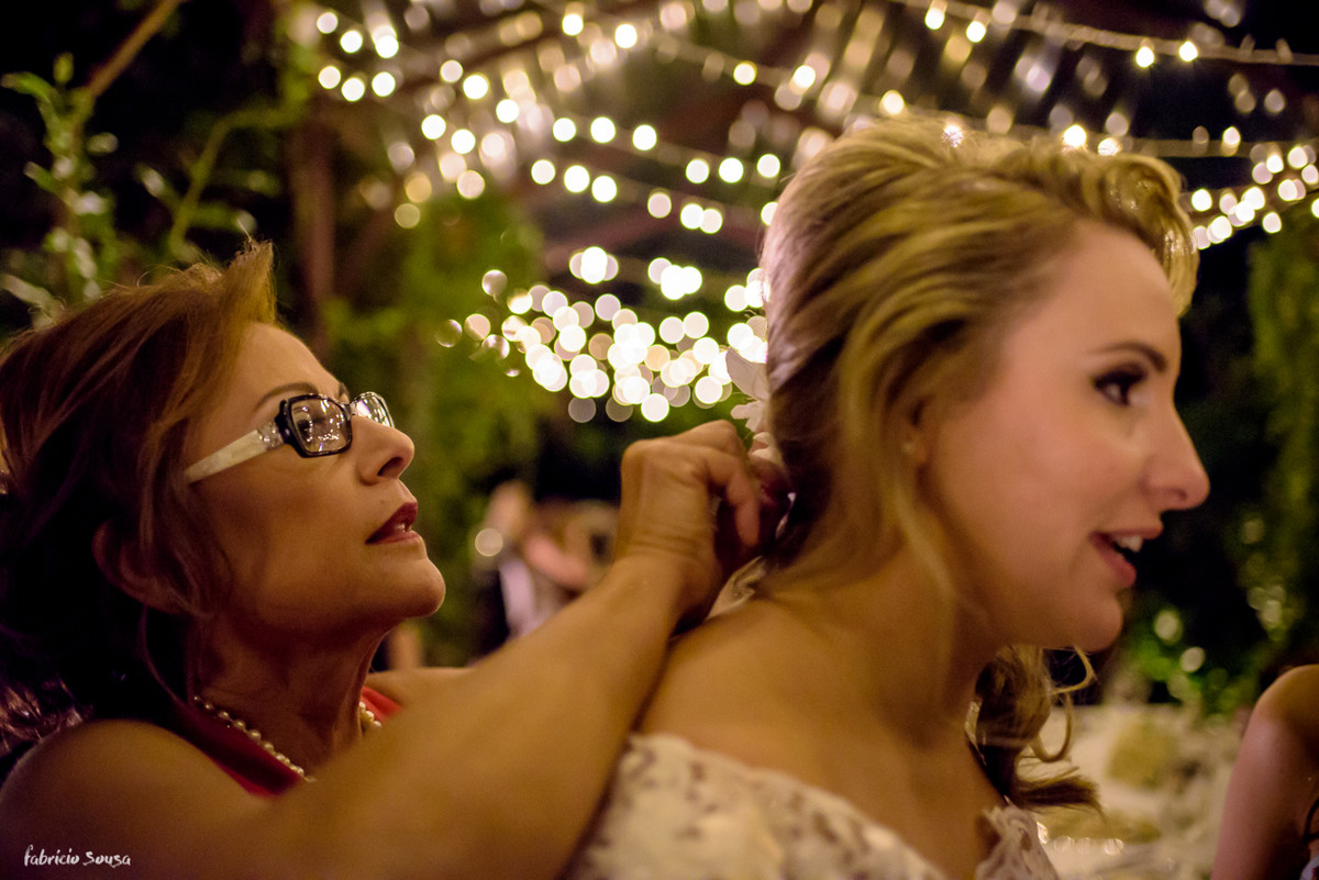 mãe da noiva ajusta o penteado durante sua festa de casamento - mini-wedding instimista