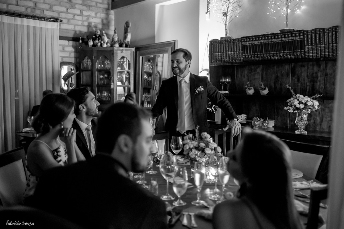 noivo bate-papo no Bistro Bettina Bub com seus convidados