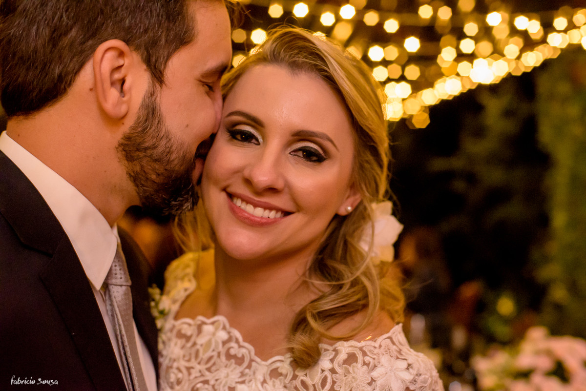 noiva super feliz e sorridente recebe chamego do noivo em mini-wedding em Floripa - Bistro Bettina Bub
